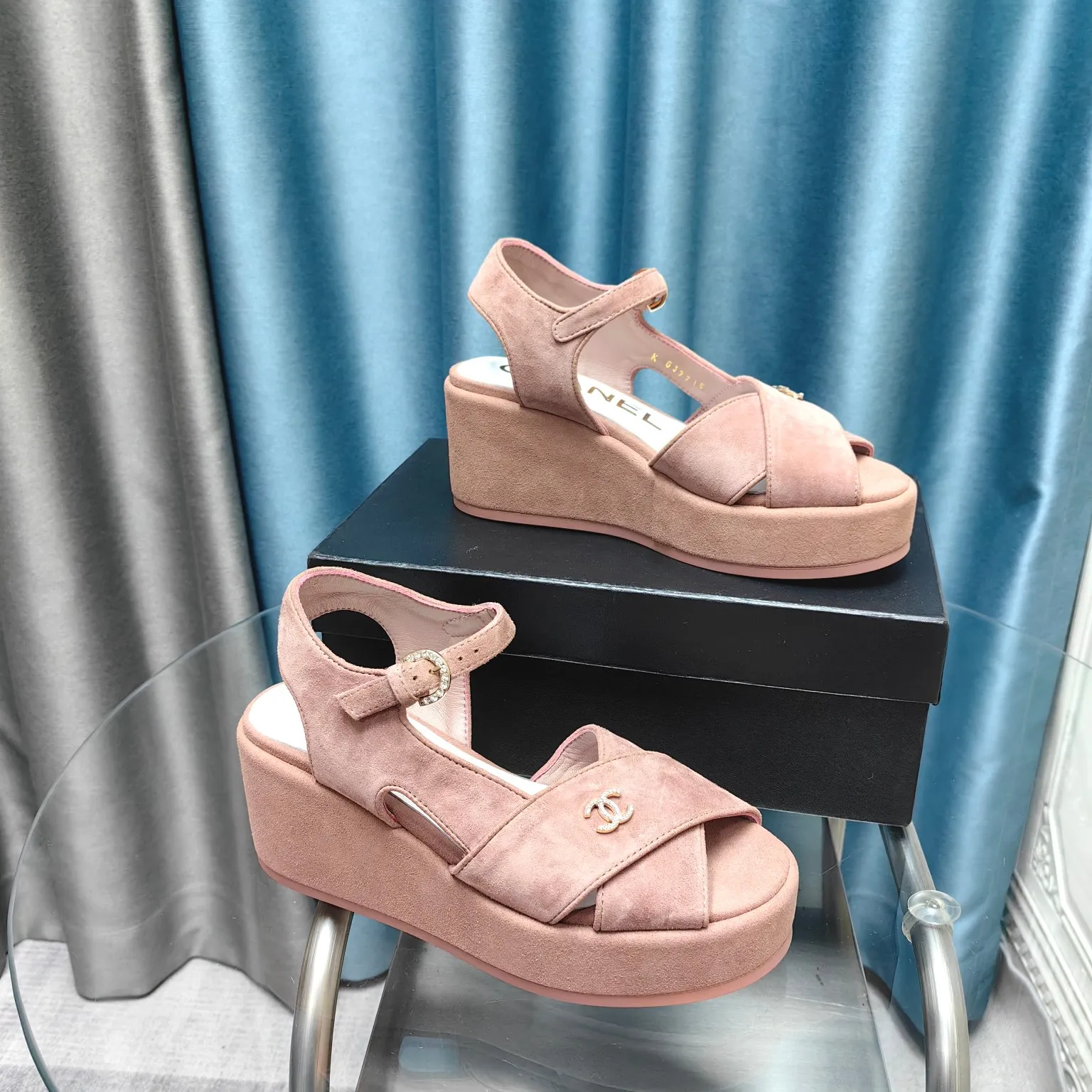 👟👟Ex-factory price 540👟👟 Top version Chanel/Chanel 24ss thick-soled lame-heeled sandals Material ☑️Fabric: patent leather/sheep ☑️Lining: sheepskin ☑️Outsole: original outsole ☑️Heel height: 7.5cm ☑️Number of yards: 35-40